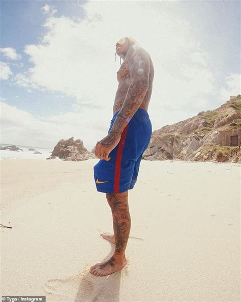 tyga desnudo|Tyga goes completely NUDE in beach snap and shares a shady。